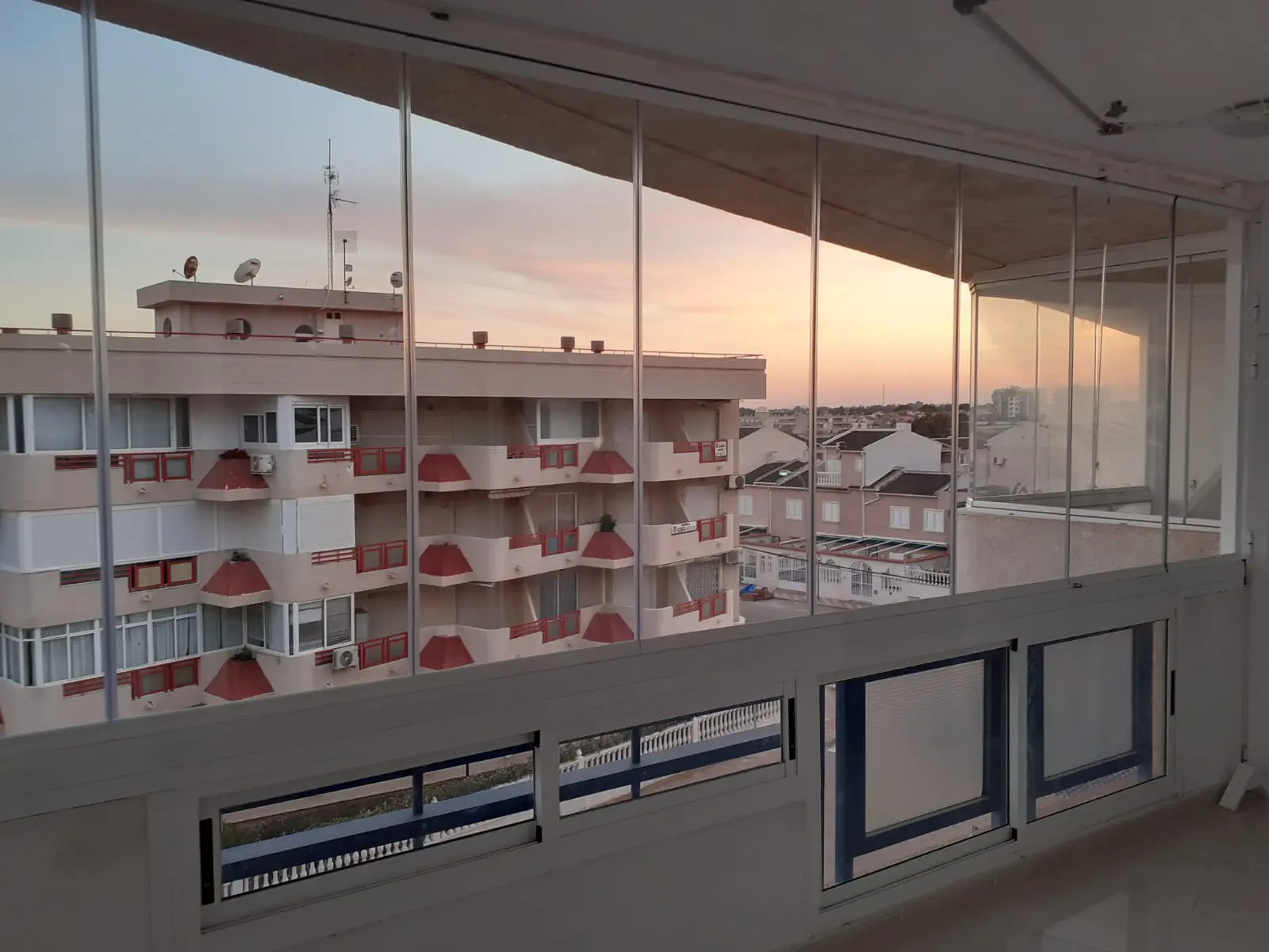 Cortinas de cristal templado sin perfiles para balcones y terrazas en Los Alcázares