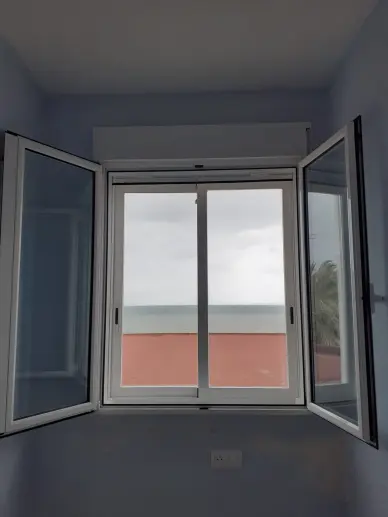 Instalación de ventanas de PVC Kömmerling en Los Alcázares, Murcia